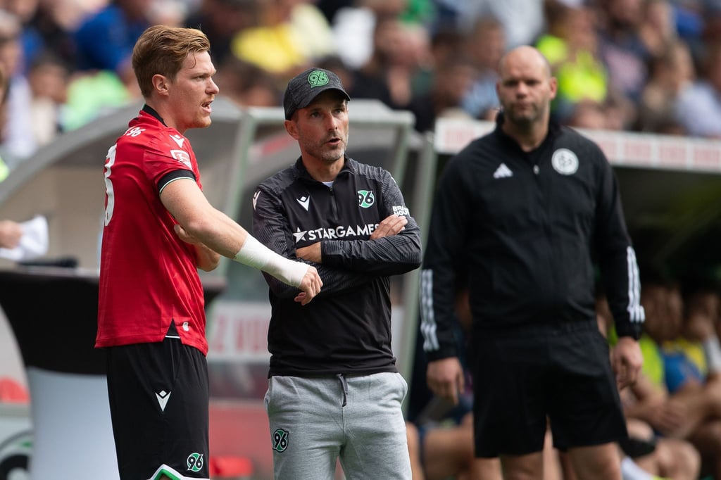 Hannovers Marcel Halstenberg steht bei seiner Einwechselung neben Hannovers Trainer Stefan Leitl (r).