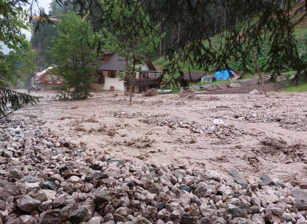 Schlamm und Wasser im oberen Pustertal in Sütdirol. Lokal heftige Gewitter mit Starkregen haben zu größeren Schäden geführt.