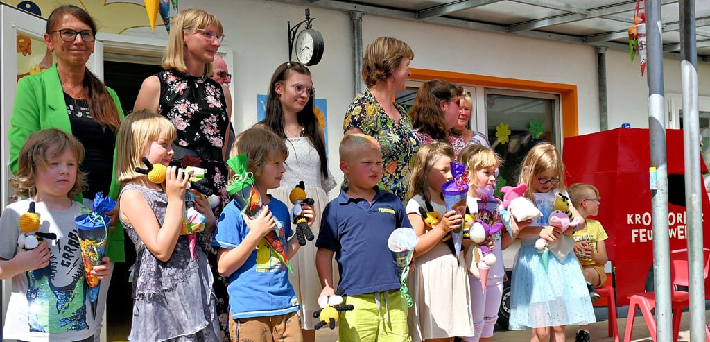 Maximilian, Pauline, Felix, Leonard, Amy, Anna und Lillie wurden feierlich aus der Kindertagesstätte verabschiedet. Nun beginnt mit der Schule ein neuer Lebensabschnitt. Der Abschied ist für Kinder, Erzieher und Eltern stets sehr emotional.