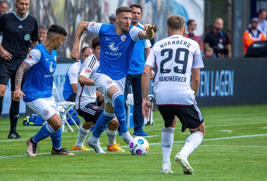 Janik Bachmann (M) siegte mit Hansa Rostock zum Auftakt gegen den 1. FC Nürnberg.