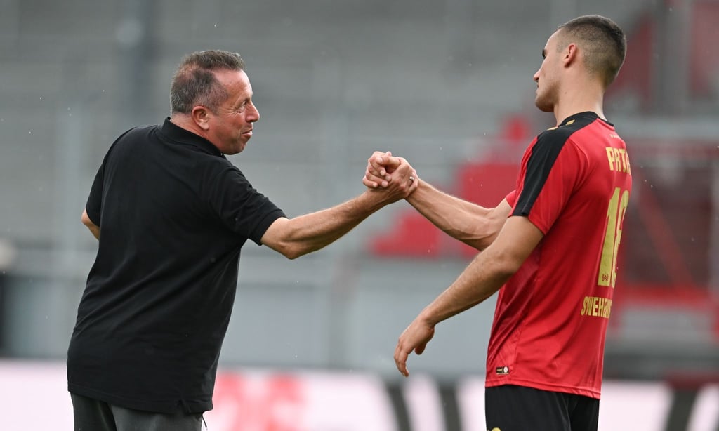Wiesbadens Cheftrainer Markus Kauczinski (l) bedankt sich nach dem Spiel beim Torschützen Ivan Prtajin.