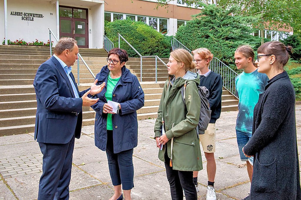 Bildungs-Staatssekretär Jürgen Böhm (v.l.) im Gespräch mit Fachbereichsleiterin Ute Freund, Caroline Rudolph, Mitarbeiterin des Kreisbildungsamts, Kay Simon und Jonathan Babel vom Naumburger Jugendparlament sowie Antje Weiser von der Koordinierungs- und Fachstelle „Demokratie leben!“.