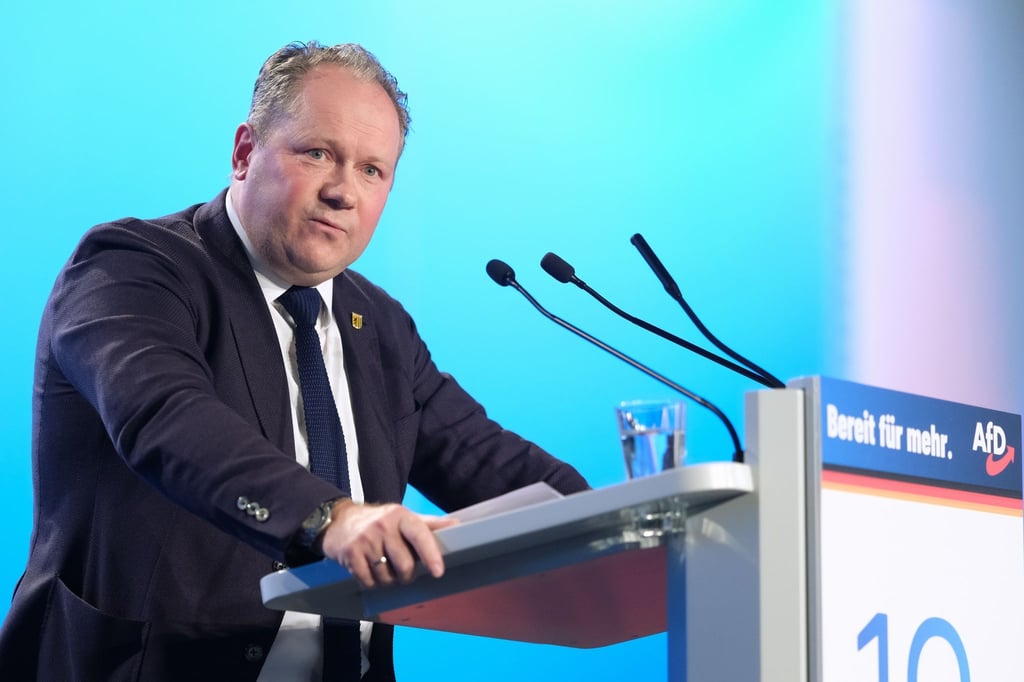Siegbert Droese, Kandidat für einen Listenplatz der AfD für die Europawahl, spricht auf der AfD- Europawahlversammlung in der Messe Magdeburg.