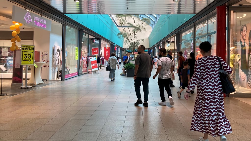 Einkaufsbummel im Westen der Stadt: Das Neustadt Centrum lockt wieder mehr Kunden an.