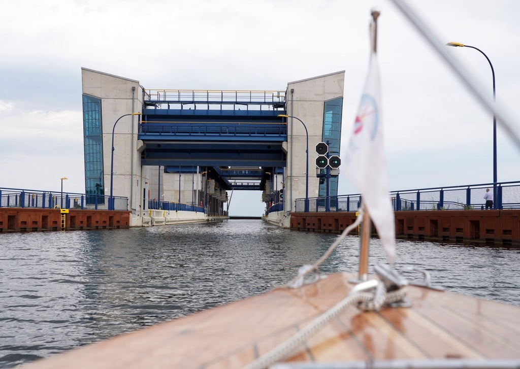 Das Salonboot „Funtensee“ fährt auf die neue Schleuse des Schiffshebewerkes Niederfinow zu.