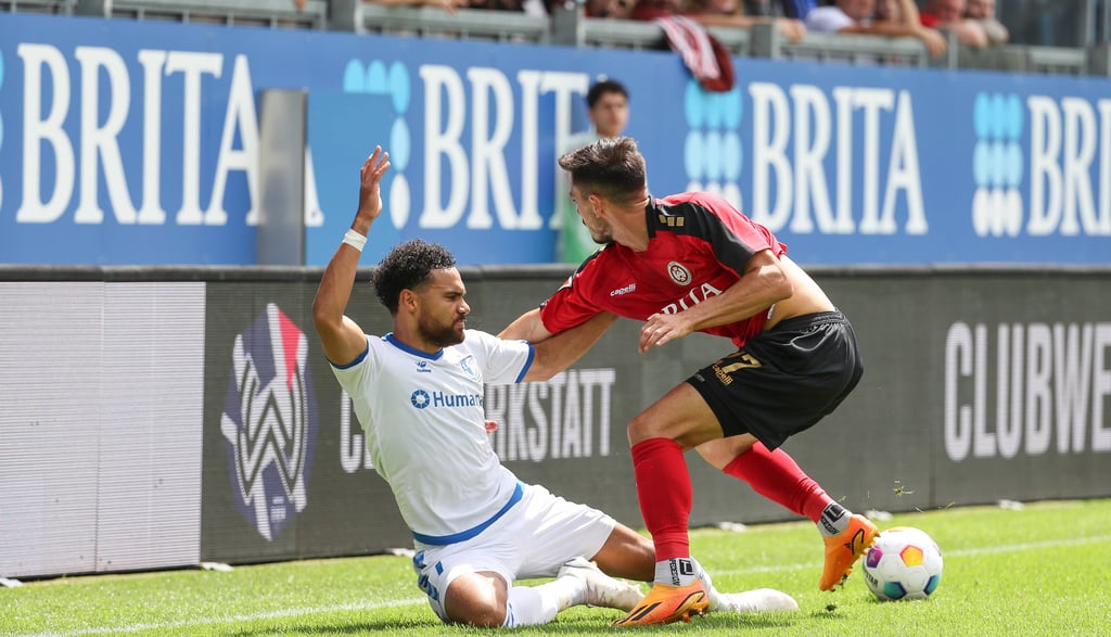 Punkteteilung zum Zweitliga-Auftakt: Für Herbert Bockhorn (l.) vom 1. FC Magdeburg sah es zwischenzeitlich gegen Nico Rieble und den SV Wehen Wiesbaden gut aus. Am Ende gab es ein 1:1.