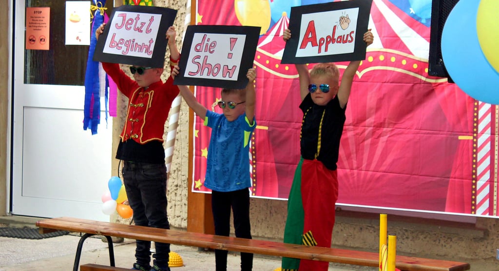 Mit Witz und Charme haben die „Waldspatzen“ aus Ivenrode eine eigene Zirkusvorstellung auf die Beine gestellt. Die gesamte Kindertagesstätte war am Programm beteiligt. Für jeden fand sich mindestens eine Rolle in der Manege.