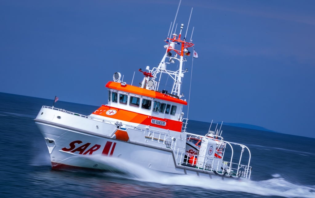 Der 28 Meter lange und fast 4.000 PS starke Seenotrettungskreuzer „Nis Randers“ fährt bei einer Einsatzübung auf der Ostsee vor der Halbinsel Fischland-Darf-Zingst Manöver.
