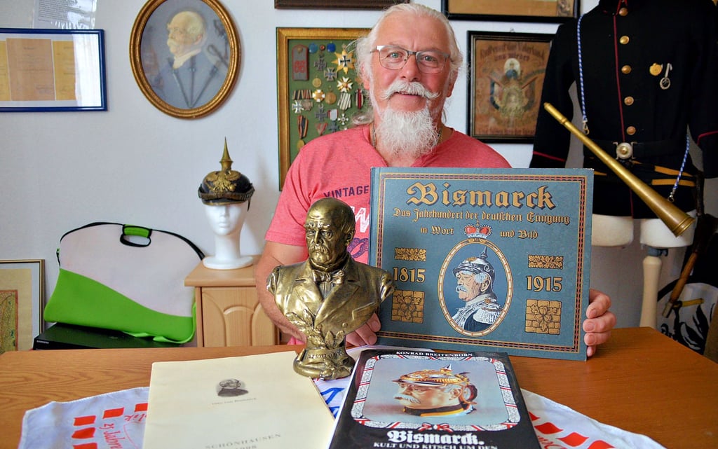 Ex-Wehrleiter Karl-Heinz Pick hat in seinem Leben einige Stücke wie diesen 100 Jahre alten Prachtbildband gesammelt, welche an den berühmtesten Schönhauser erinnern.
