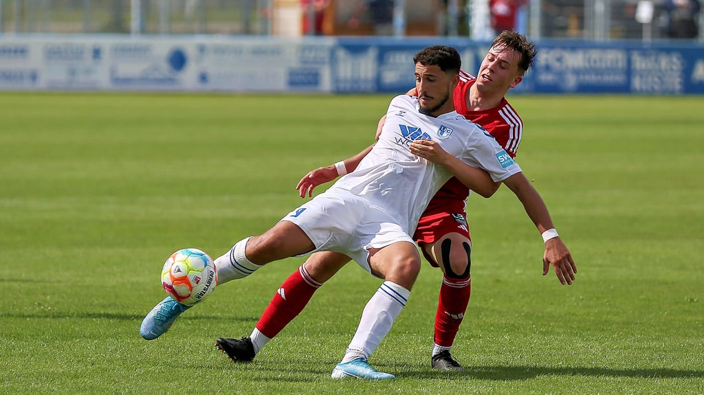 Es war ein harter Kampf, den Firas Romdhane (l.) und die U 23 des 1. FC Magdeburg zum Saisonstart in der Oberliga annehmen mussten. Am Ende konnten die Blau-Weißen den Ludwigsfelder FC um Jonathan Schwarz mit 3:1 niederringen und einen Auftaktsieg feiern.