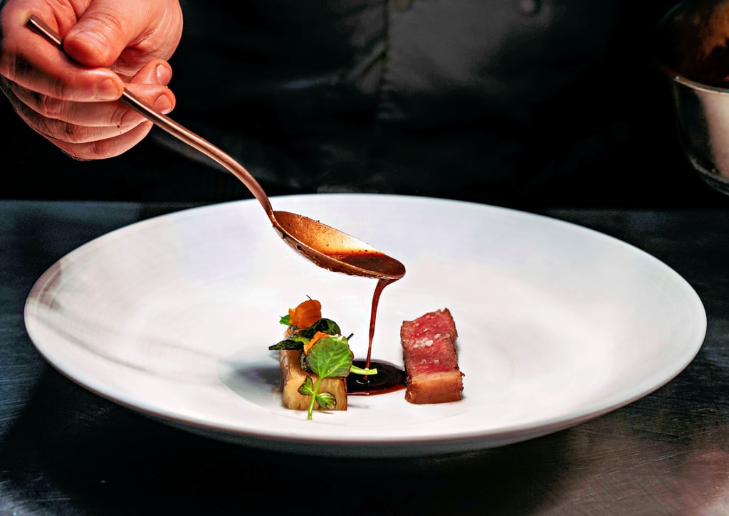 Von „Grilletta“ und dem Gasthaus „Zum Alten Dessauer“, das noch seine Eltern in Schönebeck betrieben haben, hat es Denis Jahn in Spitzenküchen Deutschlands verschlagen. Der leidenschaftliche Koch will nun sein erstes eigenes Restaurant eröffnen.