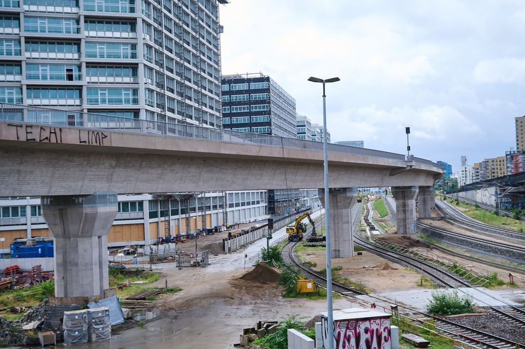 Zwischen den S-Bahn Linien Westhafen und Wedding führt die noch unbefahrene Brücke über den Nordhafen.