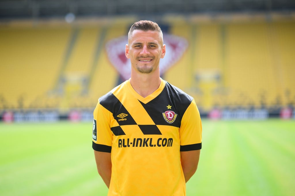 Dynamos Stefan Kutschke steht im Stadion.