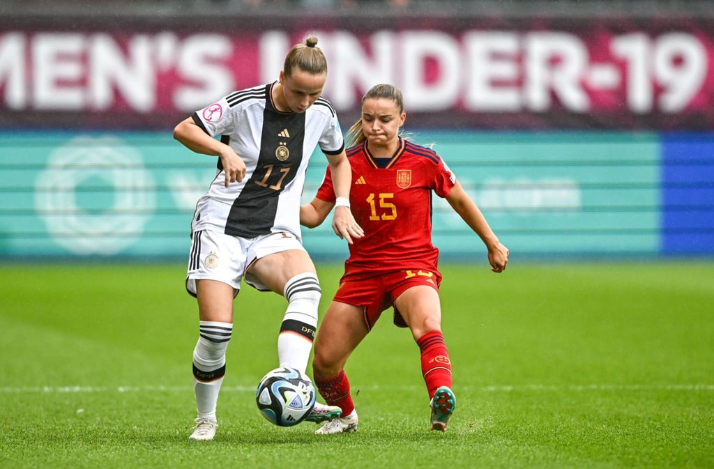 Franziska Kett (l) im Zweikampf mit der Spanierin Sara Ortega Ruiz.
