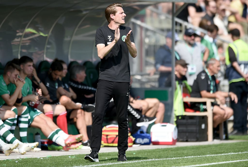 Lübecks Trainer Lukas Pfeiffer klatscht an der Seitenlinie.