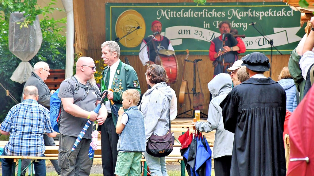 Bis zu 900 Gäste genießen das 20. Kemberger Mittelalterliche Markspektakel trotz regnerischen Wetters.