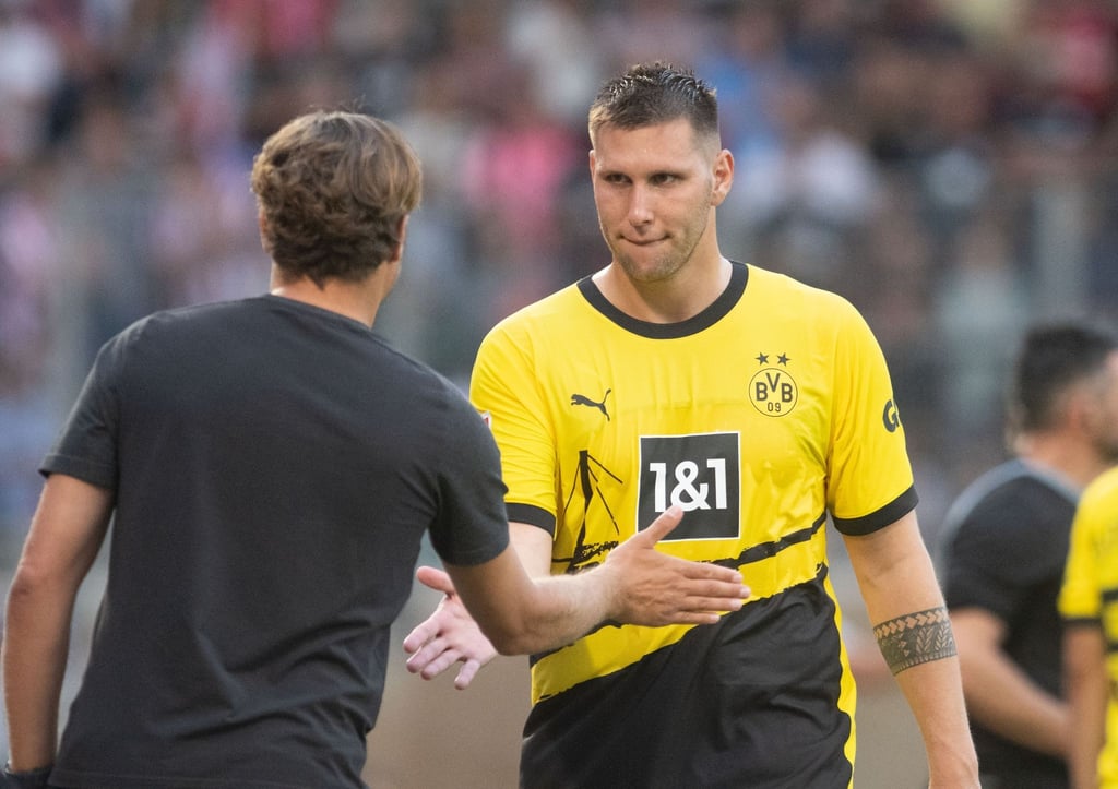 Wehrt sich gegen die Kritik an seiner Person: BVB-Profi Niklas Süle (r).