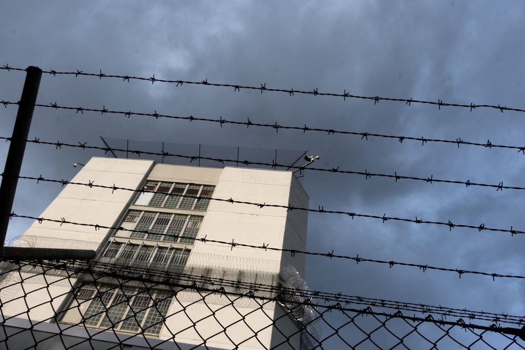 Ein Stacheldrahtzaun umzäunt das Gelände einer Justizvollzugsanstalt.