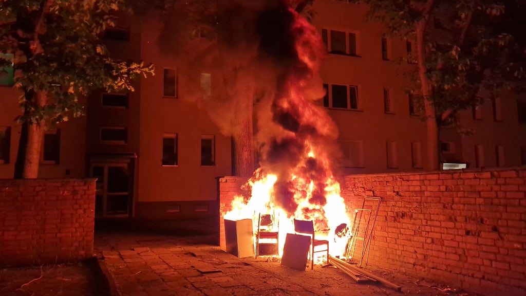 Dieser Sperrmüllhaufen brannte in voller Ausdehnung.