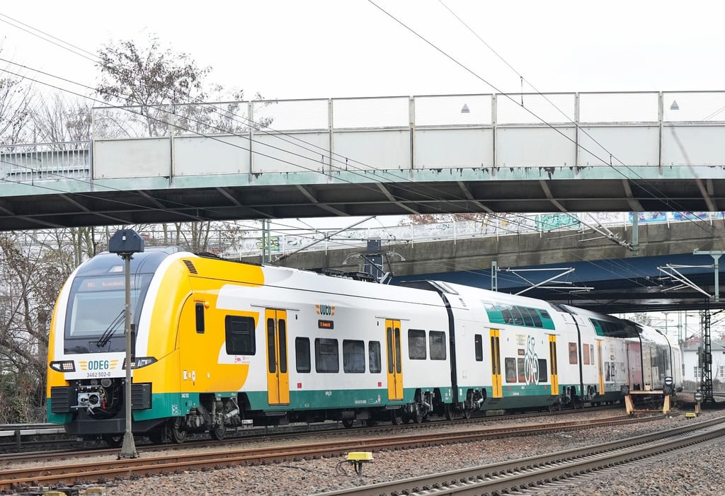 Ein Zug der Ostdeutschen Eisenbahn GmbH (ODEG) fährt unter zwei Brücken durch.