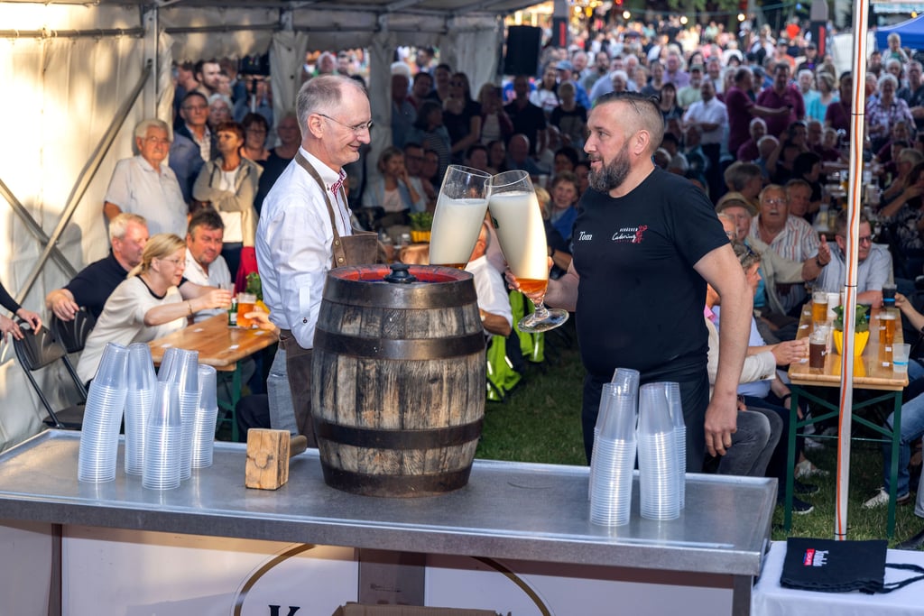 Nach sechs Schlägen floss der Gerstensaft. Andreas Dittmann und Tom Hebäcker konnten dann endlich, wie es Brauch ist, anstoßen.