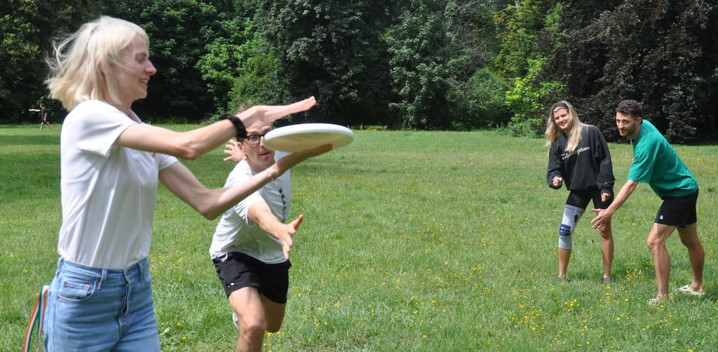 Eine typische Spielsituation im Ultimate Frisbee.