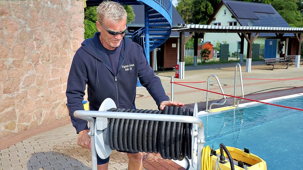 Schwimmmeister Klaus Taruttis kümmert sich auch um die Technik.