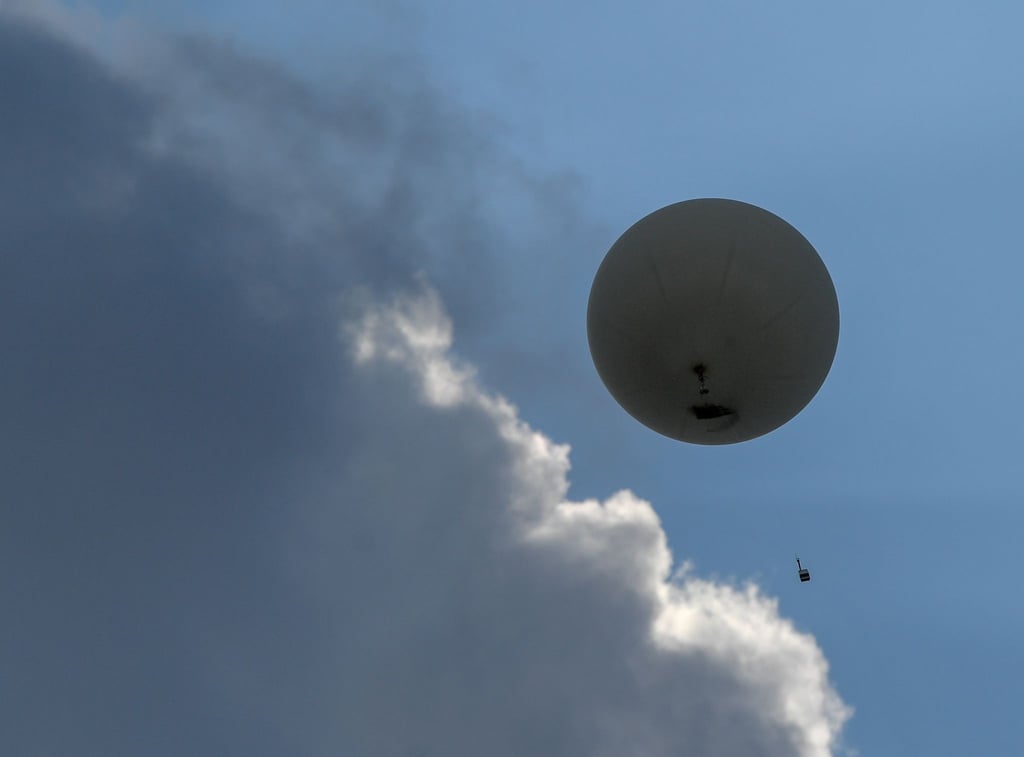 Ein Wetterballon mit einer Radiosonde steigt in den Himmel.