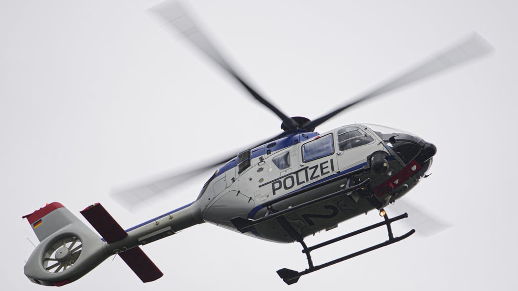 Nach dem tödlichen Unfall war auch ein Polizeihubschrauber im Einsatz, um die Unfallstelle aus der Luft zu dokumentieren.