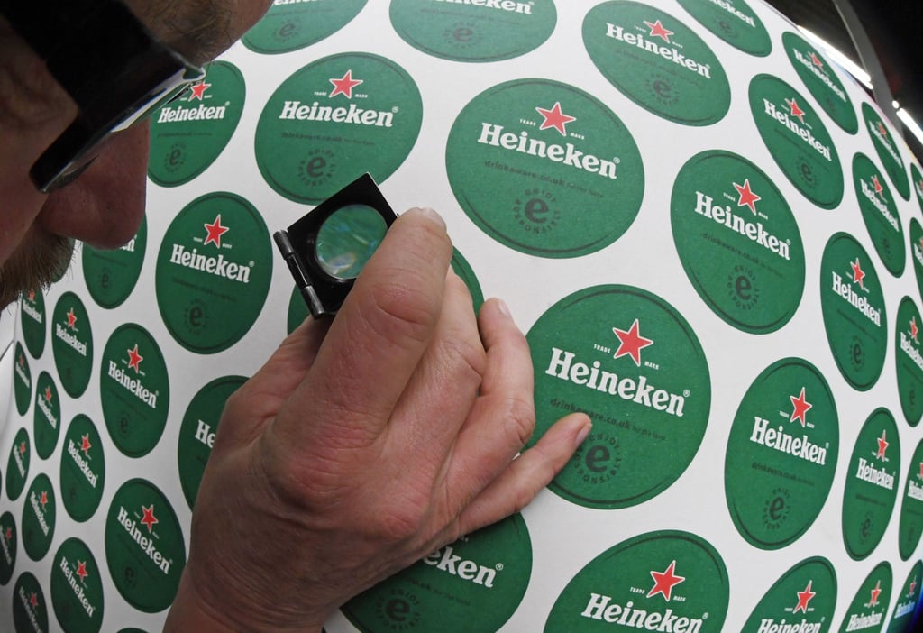 Bierdeckel für Heineken: Der Bierbrauer ist mit den derzeitigen Absatzzahlen nicht zufrieden.