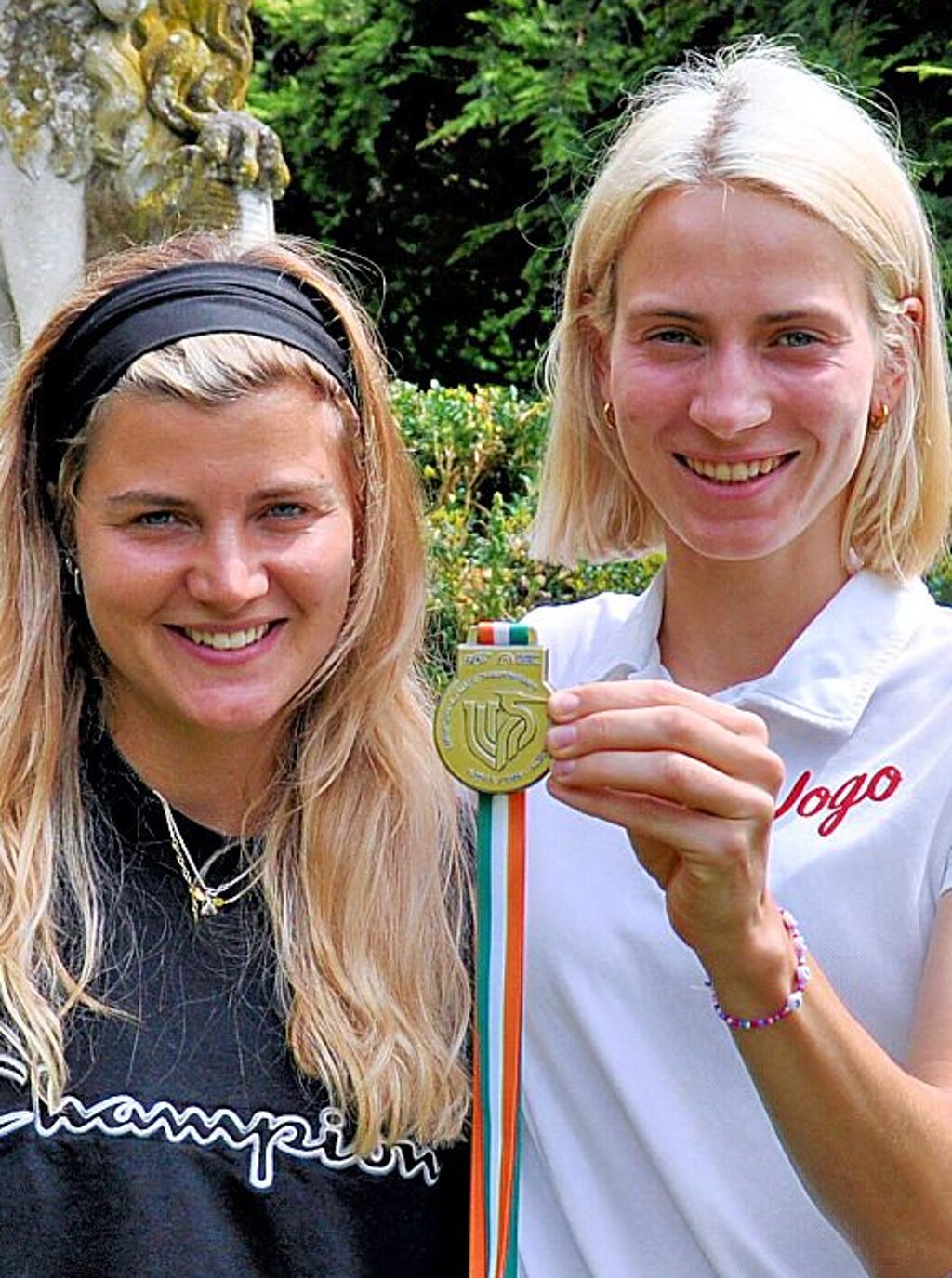 Anna Gerner und Inga Spanuth mit der Goldmedaille der Damen im Frisbee.