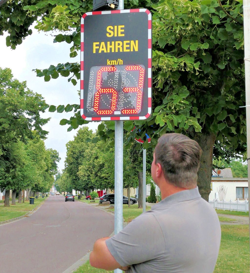 Daniel Weber schaut auf die Geschwindigkeitstafel in Ilberstedt, die seit einem Jahr in Betrieb ist.