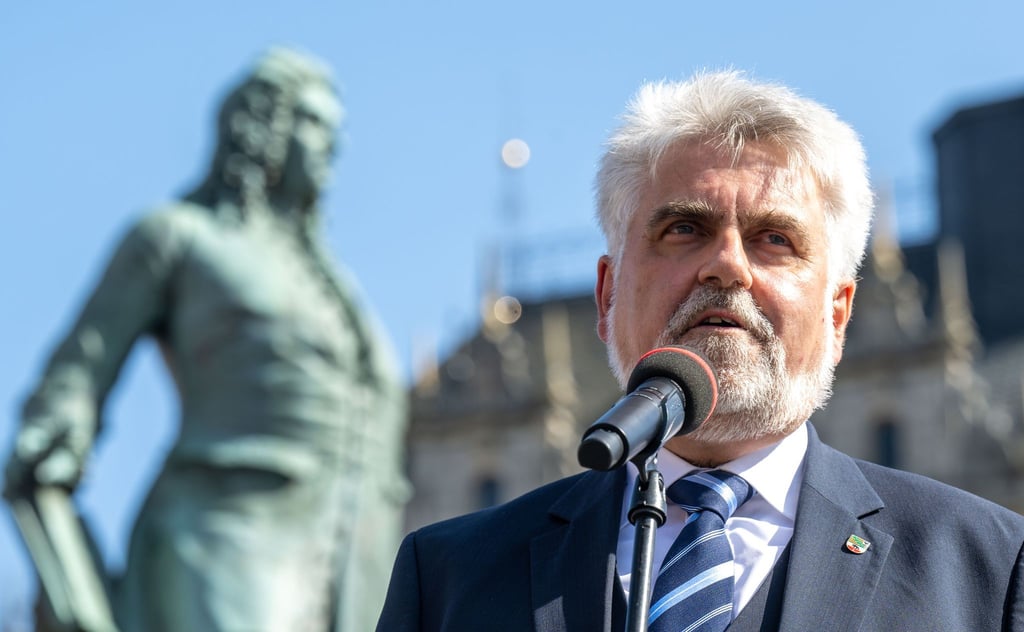 Sachsen-Anhalts Umweltminister Armin Willingmann spricht in Halle.