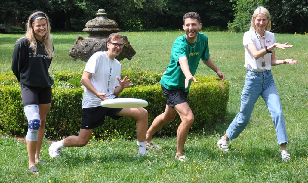 Die Ultimate-Frisbee-Spielerinnen und -Spieler (v. li.) Anna Gerner, Christian Gaffney, Phillip Kaye und Inga Spanuth in der Gartenanlage des Schloss es Dretzel.