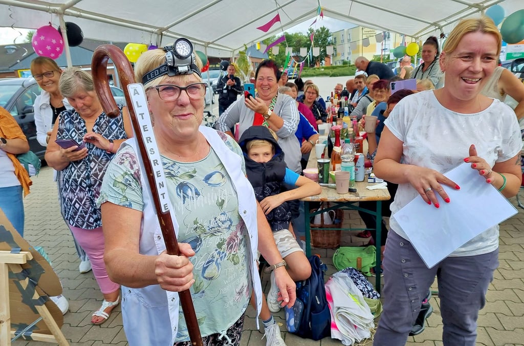 Überraschung für Cornelia Hähnel. Mit solch einer großen Abschiedsfeier, von ihrer Stammkundschaft organisiert, hatte sie nun wirklich nicht gerechnet. Sie musste dabei alle Späße mitmachen. Und sie tat das auch gerne.