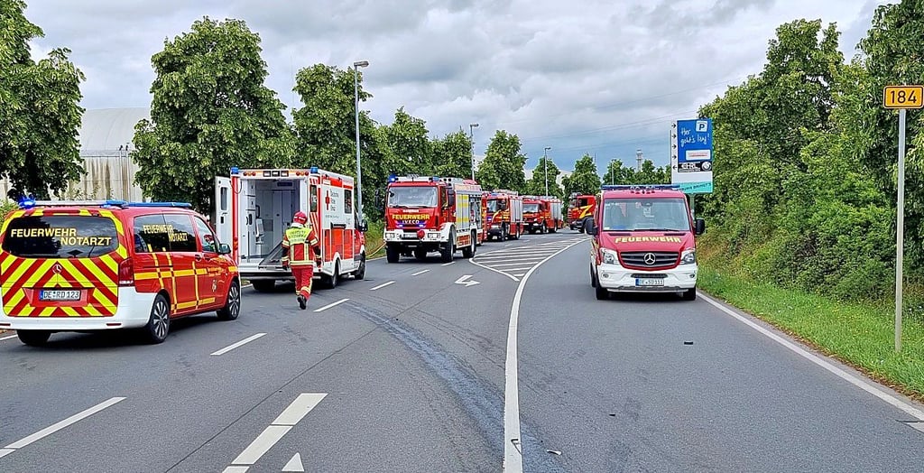 Die Unfallstelle an der Polyisusstraße am Dienstag: Zahlreiche Rettungskräfte waren im Einsatz.