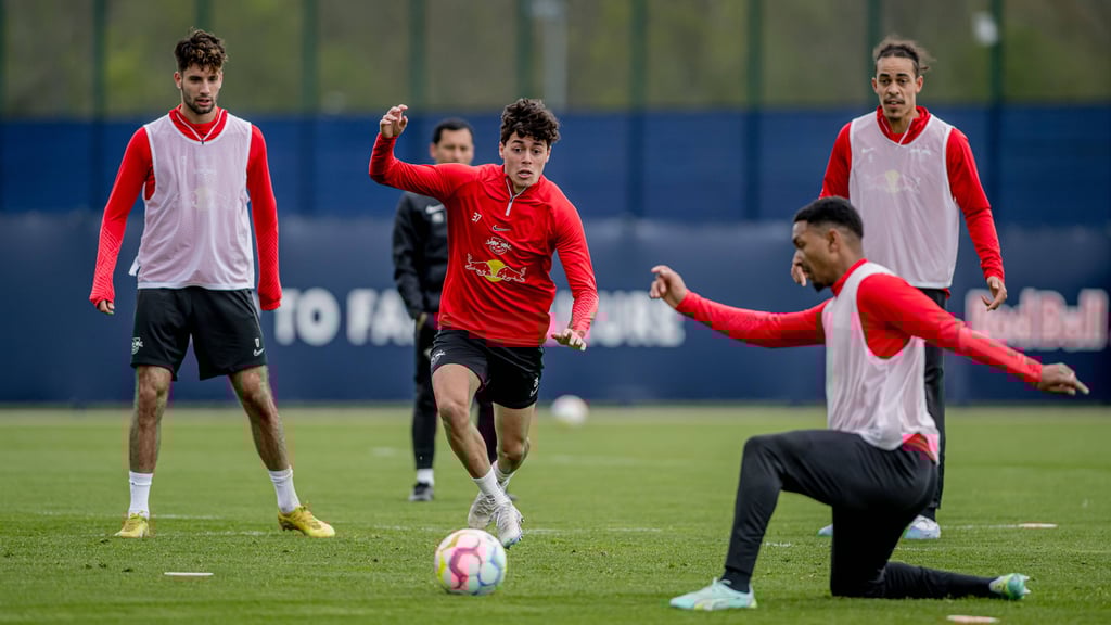 Caden Clark jagt vergangene Saison im RB-Training den Ball.