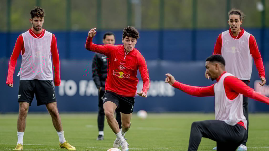 Caden Clark jagt vergangene Saison im RB-Training den Ball.