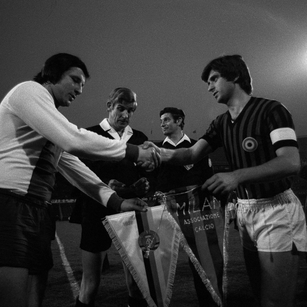 FCM-Kapitn Manfred Zapf bei der Wimpelübergabe mit Gianni Rivera vom AC Mailand im Rotterdamer Kuip, 1974. Die Magdeburger mit Selbstvertrauen ins Finale des Europapokals.