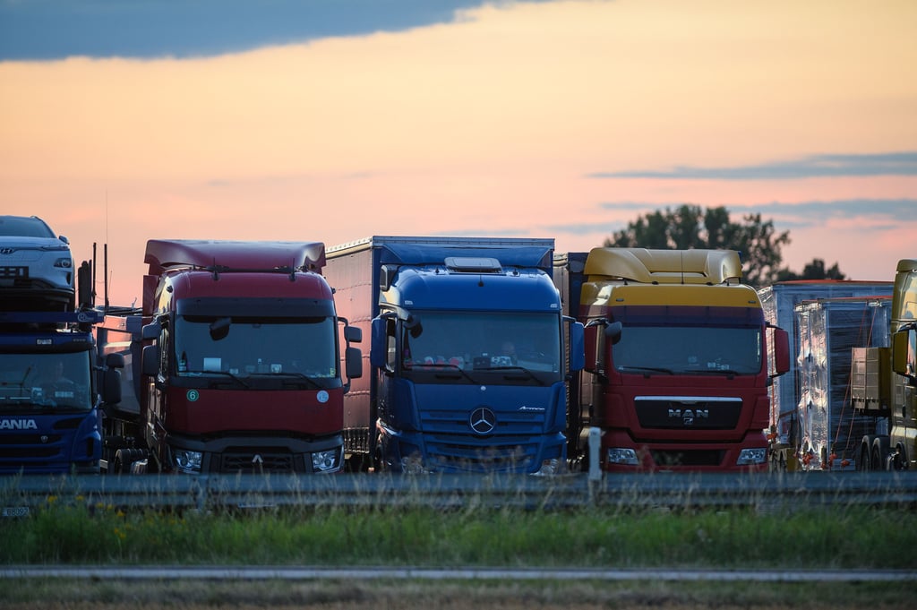 Dichtes Gedränge auf dem Rastplatz: In Sachsen-Anhalt fehlenden hunderte Lkw-Stellplätze an den Autobahnen. Für die Fahrer ist das eine Belastung.