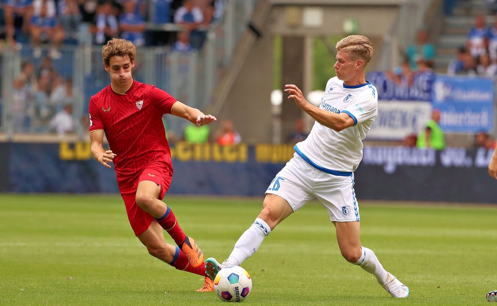 Pässe sind wichtig im Spiel des FCM um Luca Schuler (r.) . Am ersten Zweitliga-Spieltag kam Blau-Weiß auf eine Passquote von 87 Prozent, gab die Bälle aber durch Ungenauigkeiten mehrfach her.