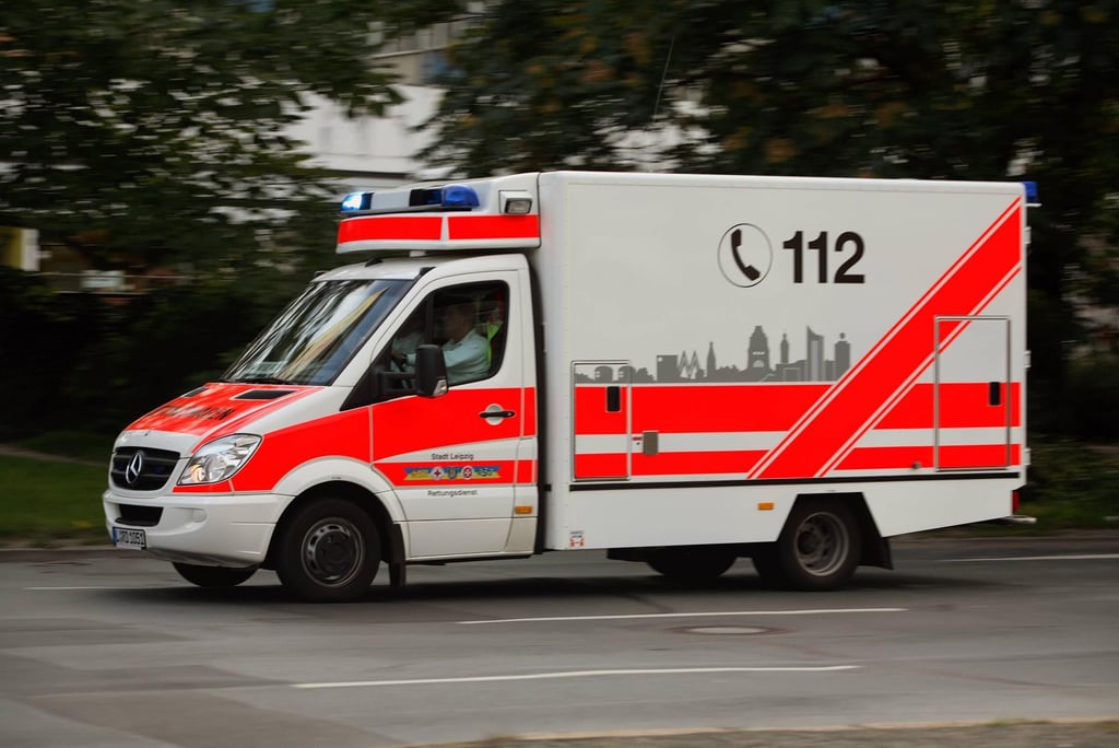 Ein betrunkener Autofahrer ist mit seinem Wagen in Leipzig in eine Gruppe von Menschen gefahren.