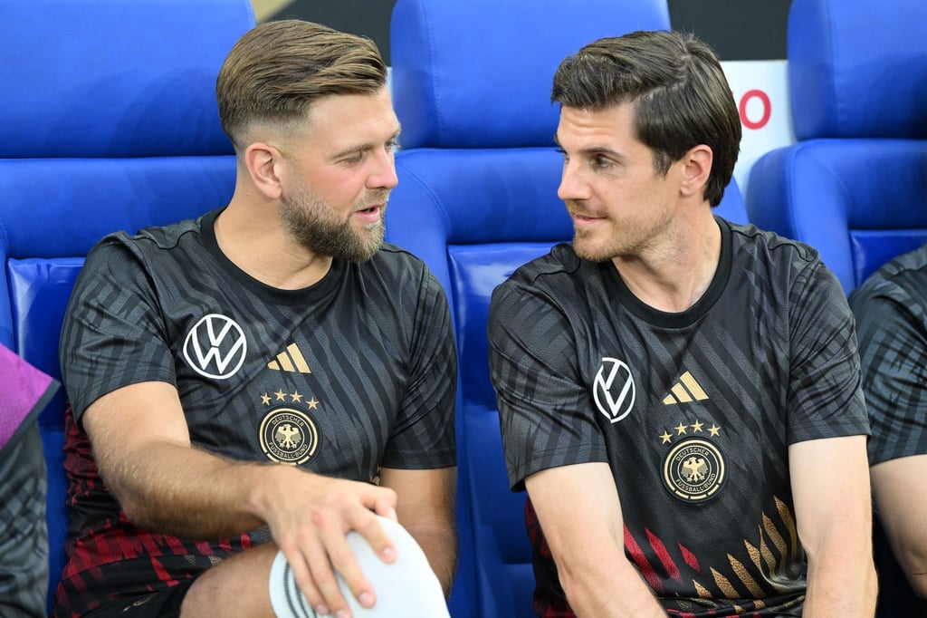 Jonas Hofmann (r) glaubt an einen Titelgewinn mit Bayer Leverkusen.