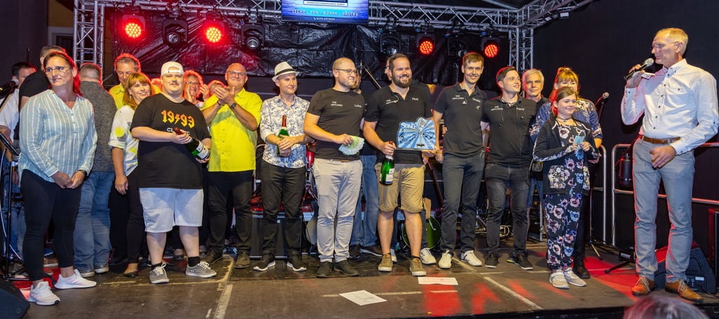 Die Zerbster haben abgestimmt. Die Band „The Artcores“ darf sich über 1000 Euro Siegprämie freuen, die von Juliane Krüger (ganz links) übergeben wurde. Alle anderen Teilnehmer bekamen 200 Euro in bar und eine Magnum-Flasche Sekt.