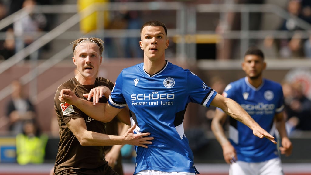 Kante im Sechzehner: Frederik Jäkel gegen Paulis Lukas Daschner.