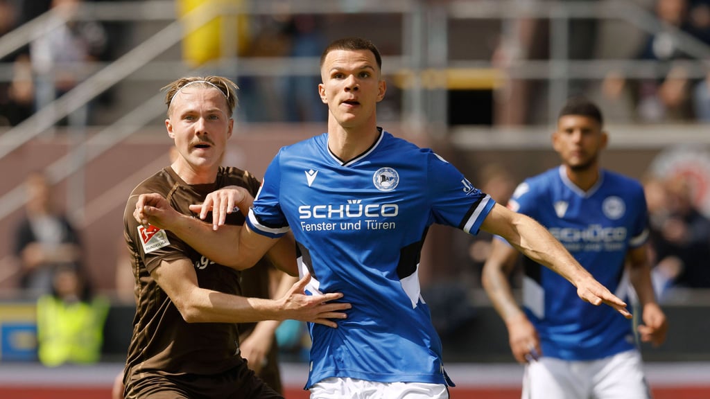 Kante im Sechzehner: Frederik Jäkel gegen Paulis Lukas Daschner.