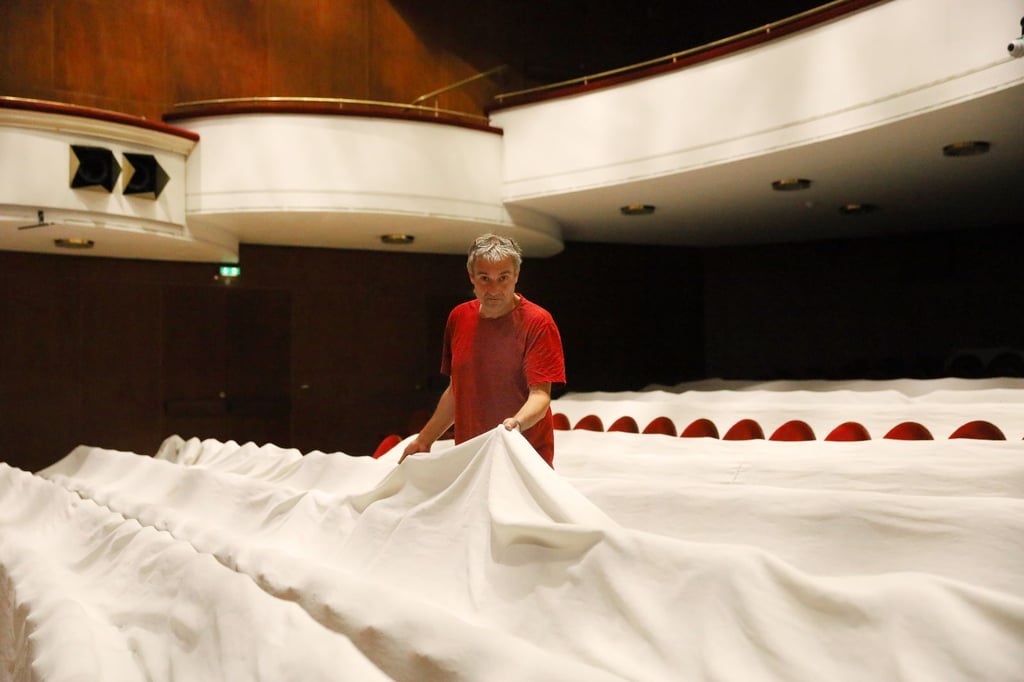 Viel zu tun in der Spielzeitpause an den Bühnen Halle: Mirko Scharsig, Leiter der Haus- und Betriebstechnik, im leeren Saal des Opernhauses