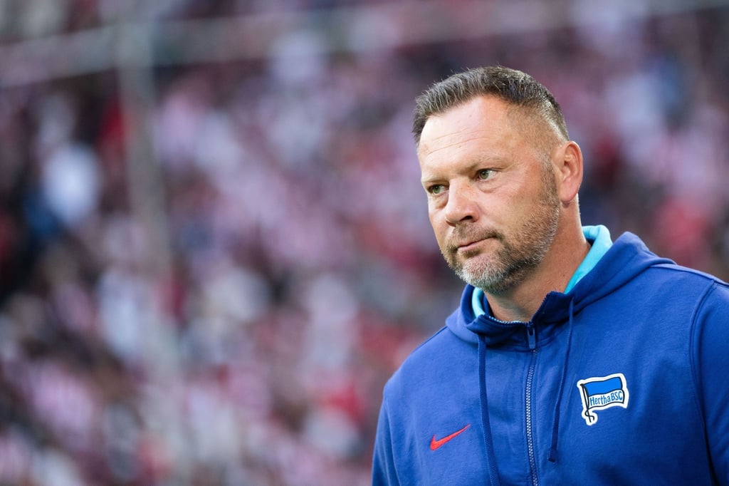 Herthas Trainer Pal Dardai blickt vor der Partie in die Runde.