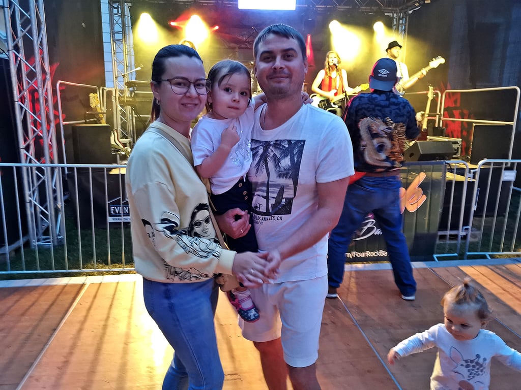 Ian und Melissa ließen sich von Partystimmung mit der Band FourRock anstecken und wagten mit Tochter Valentina ein Tänzchen.