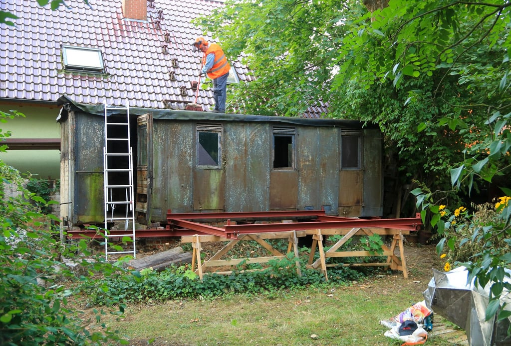 Über 90 Jahre hat dieser historische Eisenbahnwaggon der Halle-Hettstedter Eisenbahn in einem Lieskauer Garten gestanden.